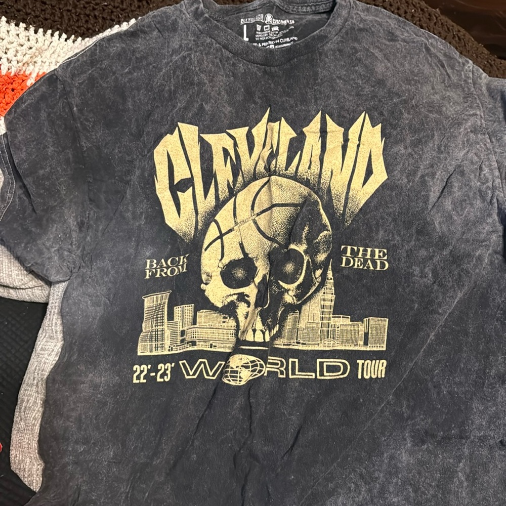 CLE clothing Large Cavs tshirt